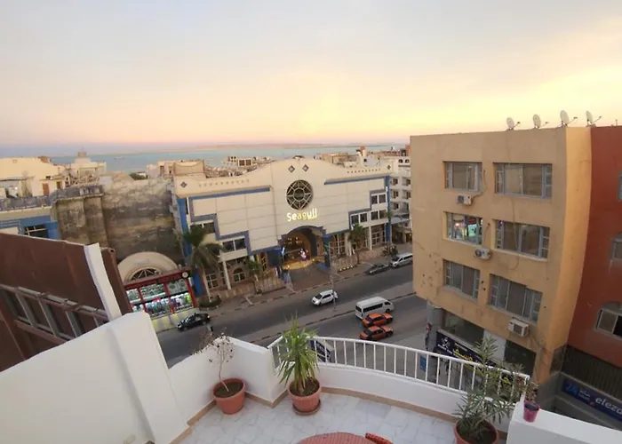 Hostel White Roof - *