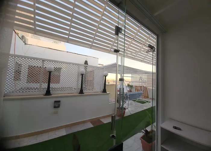 Hostel White Roof - *