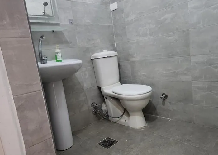 Hostel White Roof - *